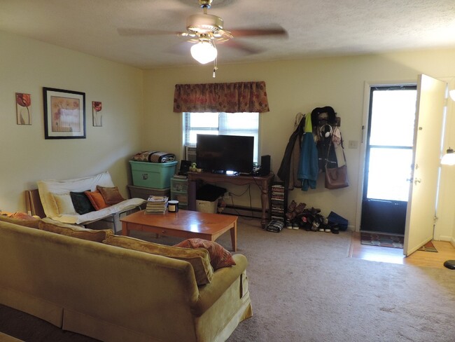 Building Photo - Desirable High Country Condo, Larger 1/1; ...