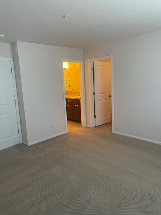 Building Photo - 3bd/2.5ba Lynnwood Townhome