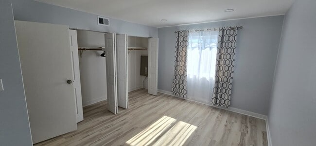 Building Photo - 9475 Bay Colony Dr