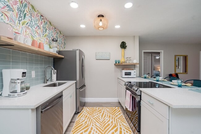 Building Photo - Monthly  FUN Furnished Bradenton, FL Rental VACA or Short term