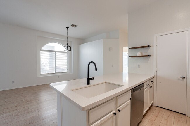 Building Photo - Beautiful 2 bedroom & 2 bath home in Desert Foothills Villas