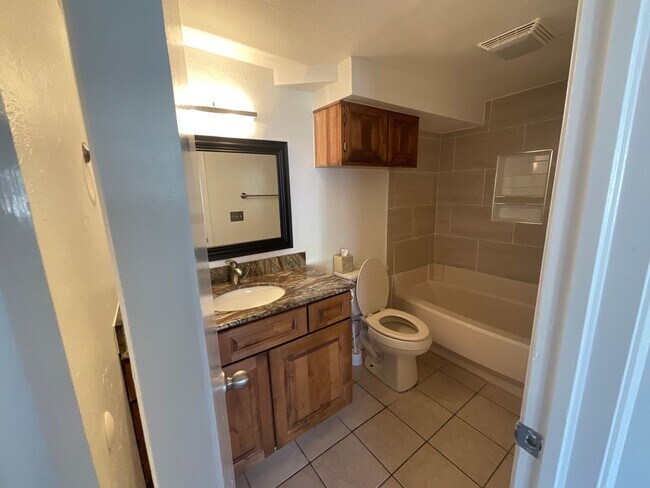 Building Photo - Newly renovated 2Bedroom 2 Bath Condo