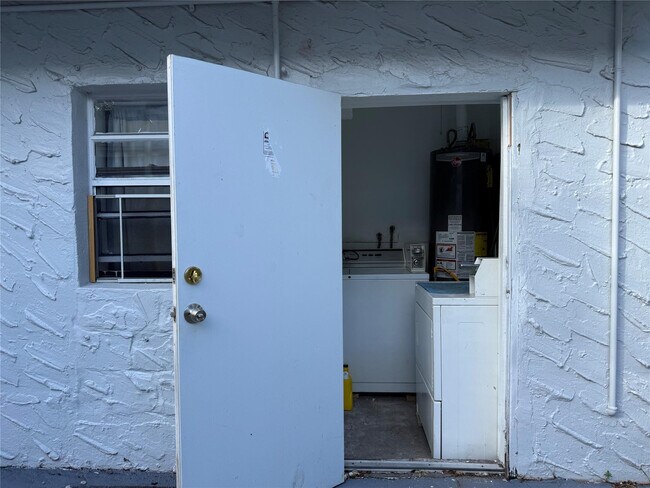 Building Photo - 1947 Madison St