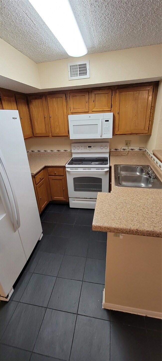 Building Photo - 2300 Old Spanish Trl