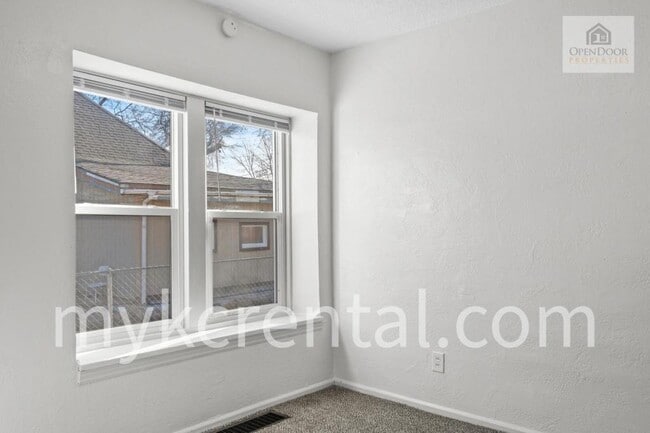 Building Photo - 1129 Hasbrook Ave