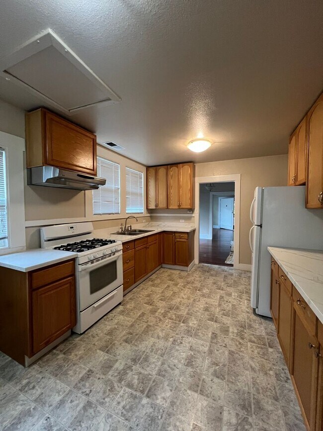 Building Photo - Come check out this Lovely home located in...