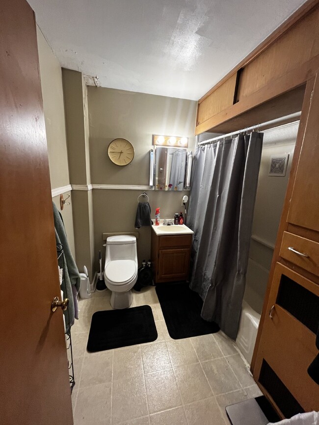 Building Photo - NO SECURITY DEPOSIT 4 bed 1 bath very clos...