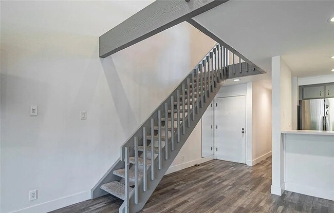 Building Photo - Well-Appointed Unit with Quality Finishes