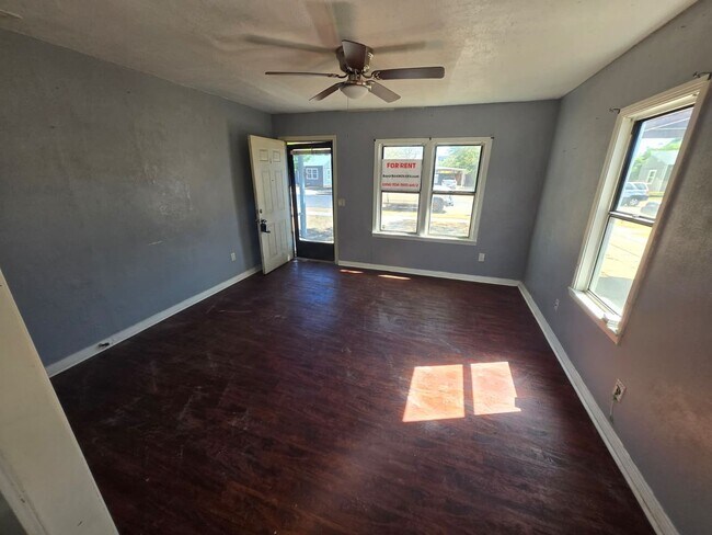 Building Photo - Handyman Special $0 First Month's Rent / “You fix, you SAVE BIG!!” Contact Mayshell for details: ...