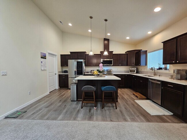 Building Photo - Spacious 4-bedroom Retreat