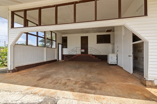 Building Photo - 3 Bed / 1.5 Bath house with carport Parking.