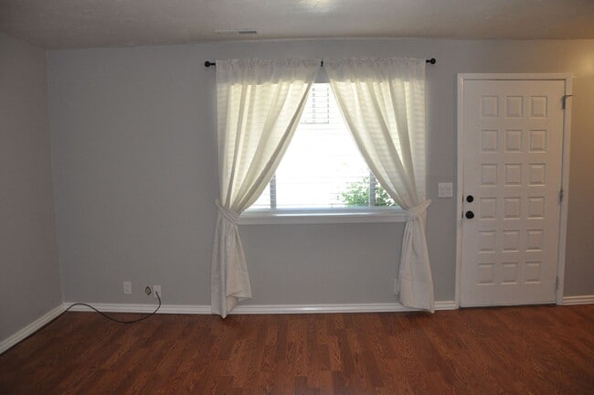 Building Photo - Beautiful 2 bedroom on the east side!