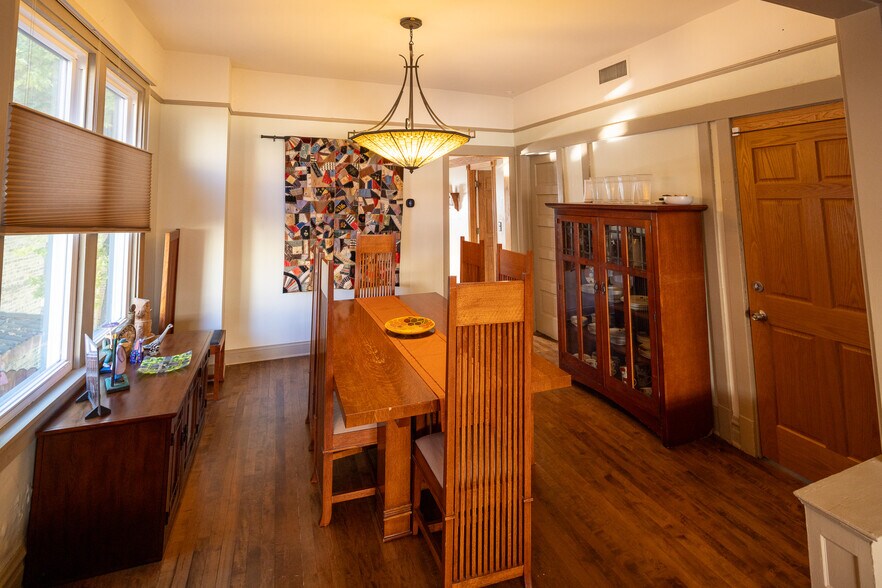 Building Photo - 4526 N Avers Ave