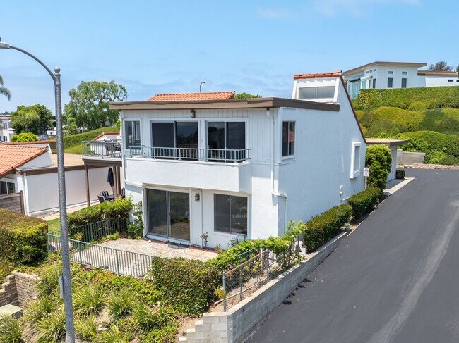 Building Photo - Bright, Beautiful & Newly Updated with Oce...