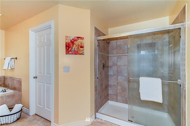 Building Photo - Sammamish Home