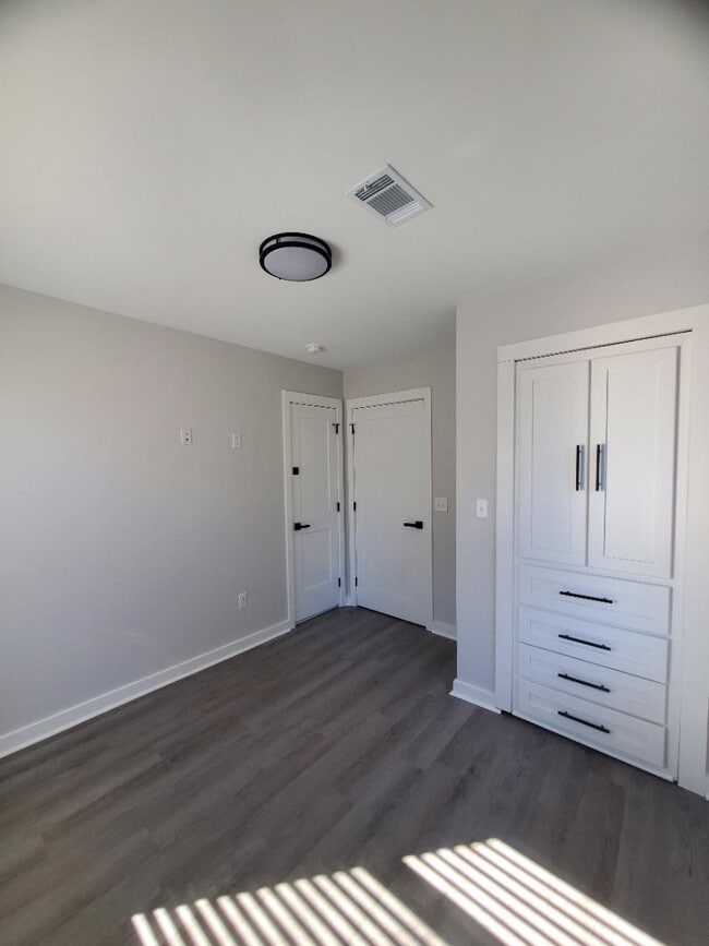 Building Photo - 290 Quick St