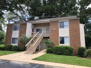 Building Photo - Upstairs unit on Hilaman Golf Course!