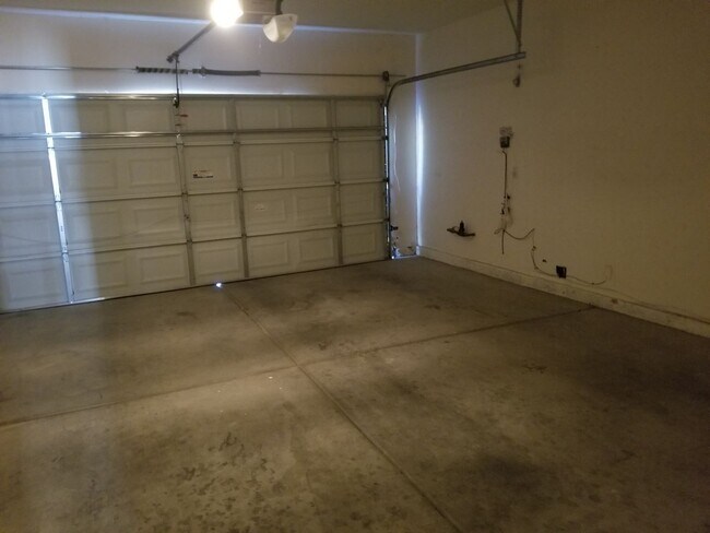 Building Photo - 4 Bedroom Single Family!!