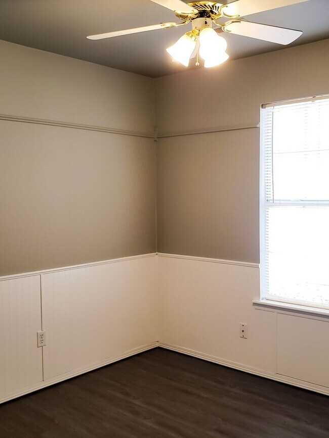 Building Photo - Great 4 Bedroom 2 Bath home and fenced yard!!!