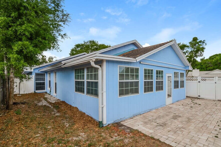 Building Photo - 1448 La Paloma Cir