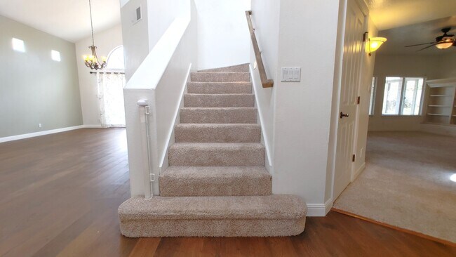 Building Photo - Beautiful 4 Bedroom 2.5 Bathroom House Located In The NE!