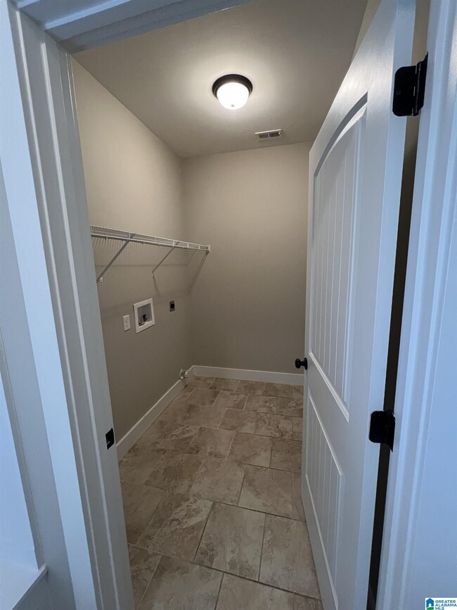 Building Photo - 5849 Longview Ln