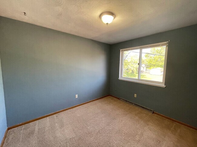 Building Photo - Two bedroom one bathroom apartment for rent