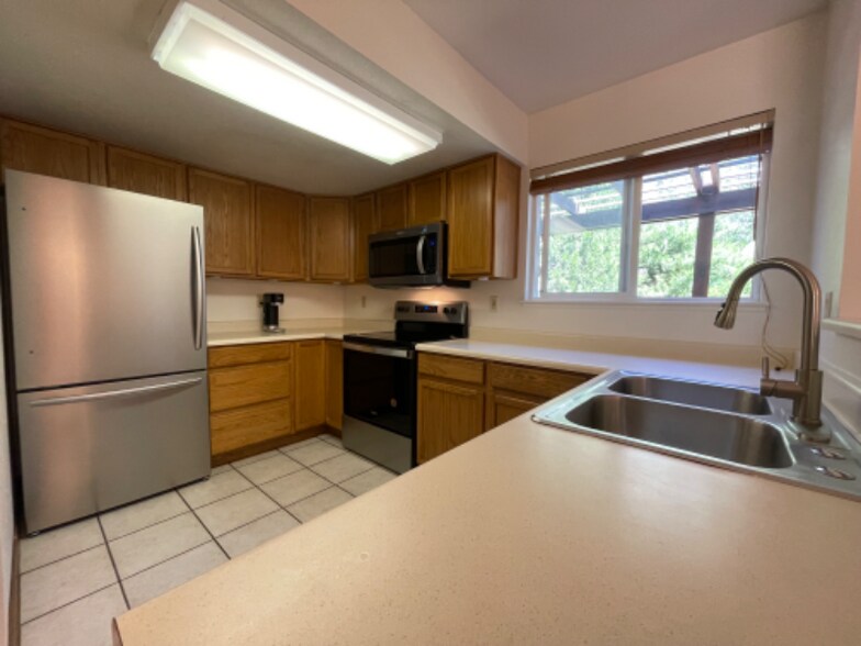 Building Photo - 2428 W Pikes Peak Ave