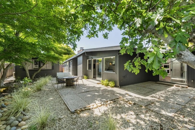 Building Photo - Mid-century Modern Home w/In-law