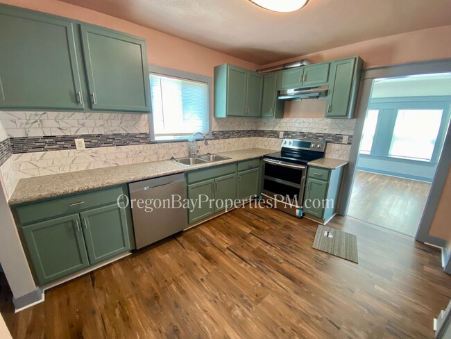 Building Photo - Johnson Ave: 2bdrm / 1 ba Home