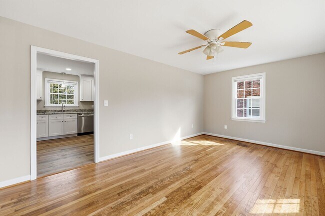 Building Photo - Colonial Heights