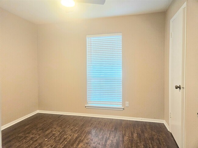 Building Photo - 4231 Southchase Ln