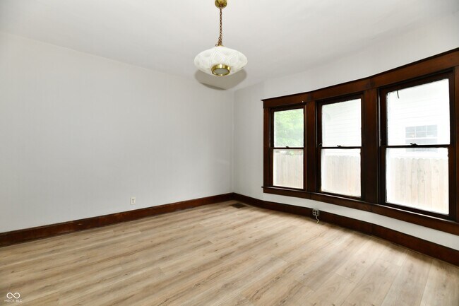 Building Photo - 852 N Rural St