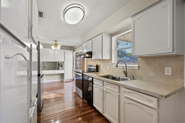 Building Photo - 8818 Edgemoor Dr