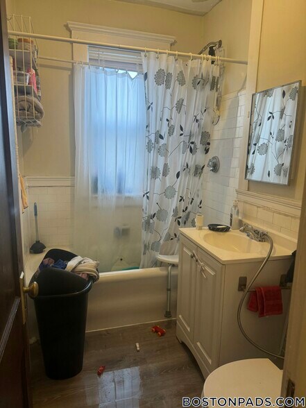 Building Photo - 86 Maple St