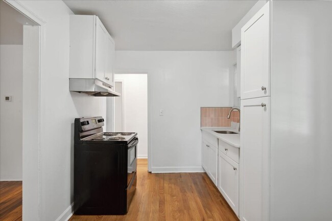 Building Photo - Cozy Duplex Unit with Fully Fenced Back Yard