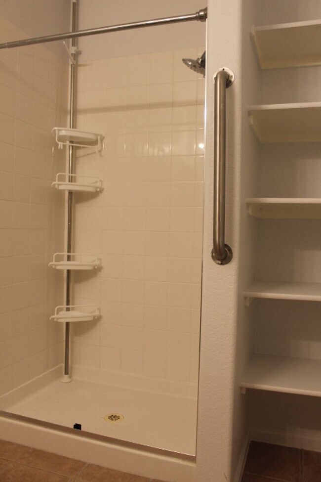 Building Photo - Deer Creek - 2nd Floor 2 bedroom/2 Bath Co...