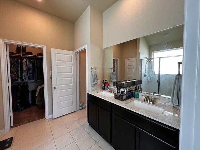 Building Photo - Room in House on Devils River