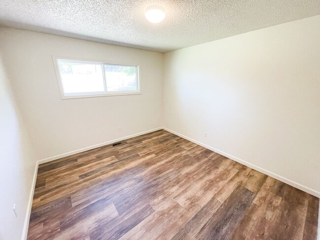 Building Photo - 3 Bedroom, 2 Bath