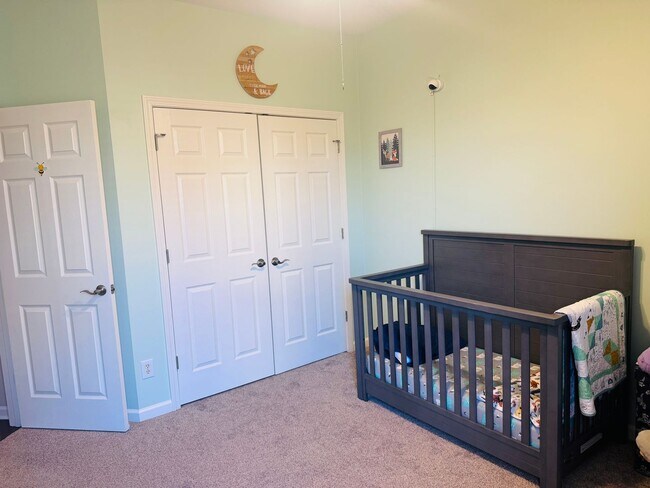 Building Photo - 4 Bedroom 2 Bath in Deer Creek