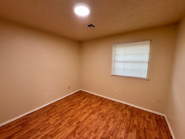 Building Photo - Beautifully updated, 3 bed 2 bath home in Moore, ready for move in! New granite, paint and fixtures!