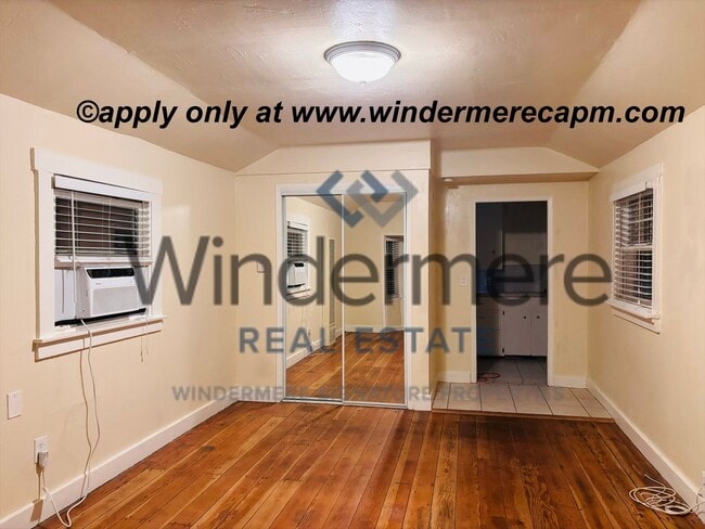 Building Photo - Charming studio home in North Oak Park