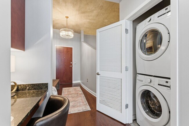 Building Photo - Great price on 9th Floor of Encore Building Downtown Nashville. One Bed One Bath. Resort style am...