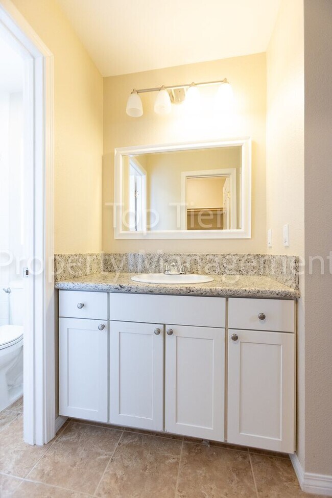 Building Photo - Beautiful 2 bed, 2.5 bath, 1373 sqft Townh...
