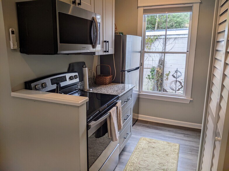 Building Photo - 1215 Prince St