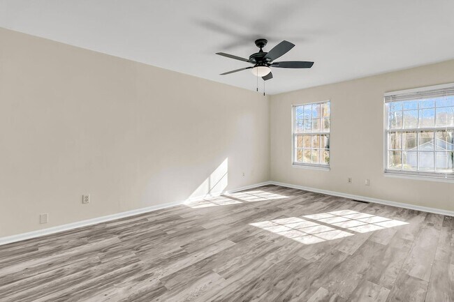 Building Photo - 121 Sully St