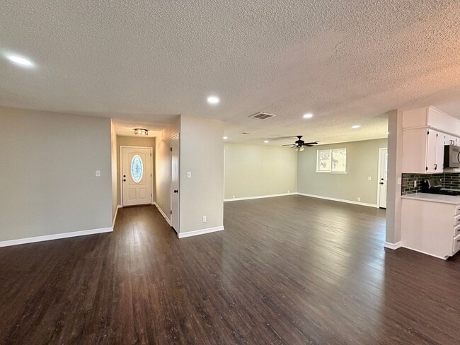 Building Photo - Newly Remodeled 3/2 Jenks Home