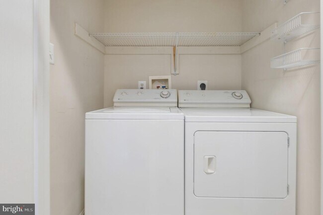 Building Photo - 434 Clayton Ln