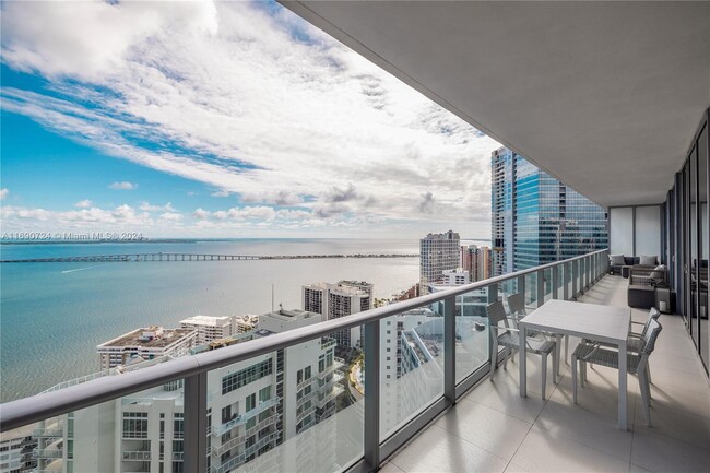 Building Photo - 1300 Brickell Bay Dr