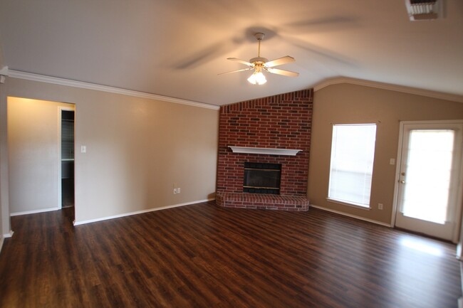 Building Photo - Charming 3 Bedroom in Flint! Coming Soon!